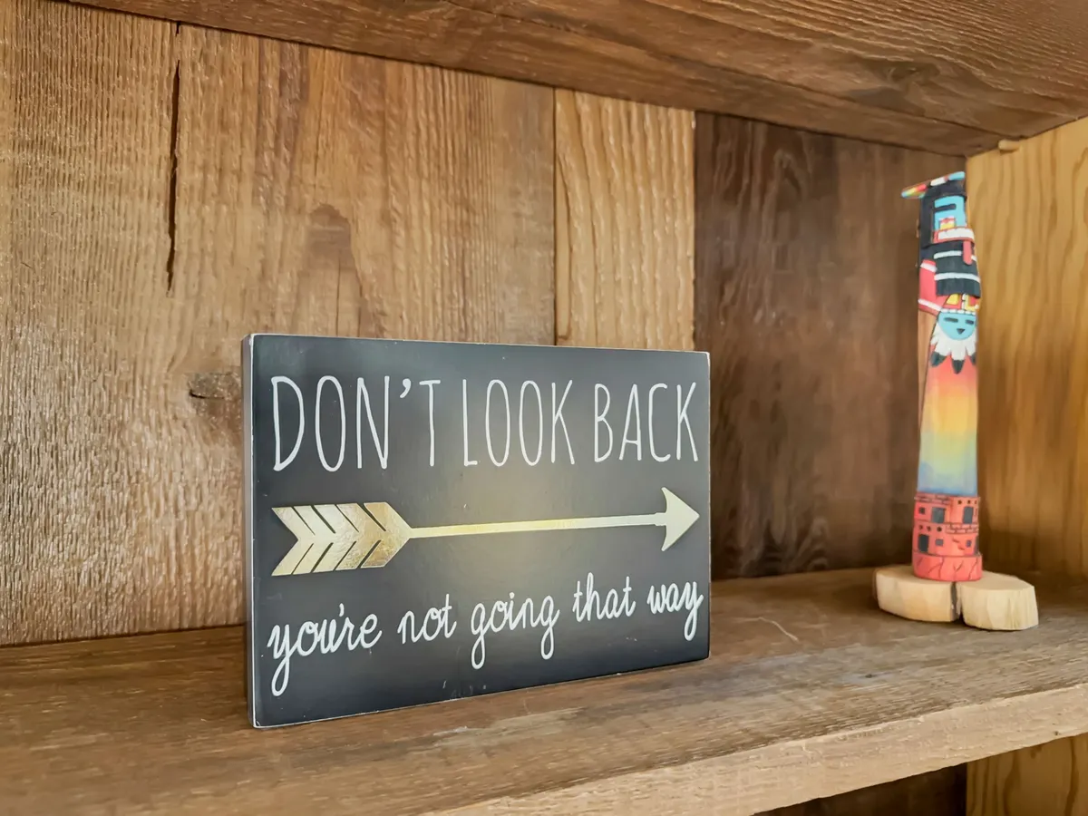 An interior view that spotlights artisan-inspired décor, including a motivational sign and a colorful totem, surrounded by inspiring and thoughtful design elements. The mood is inspirational and personal, embodying the section's mention of artisan décor.